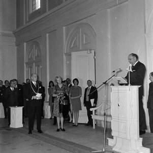 850761 Afbeelding van burgemeester jhr. mr. C.J.A. de Ranitz en zijn echtgenote A.M. de Ranitz-de Brauw die welkom ...